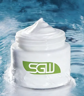 青い背景に置いた、SGWロゴ入りの白いフェイスクリーム容器
